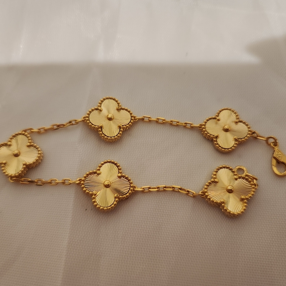Golden Four Leaf Clover Bracelet - Picture 3 of 4